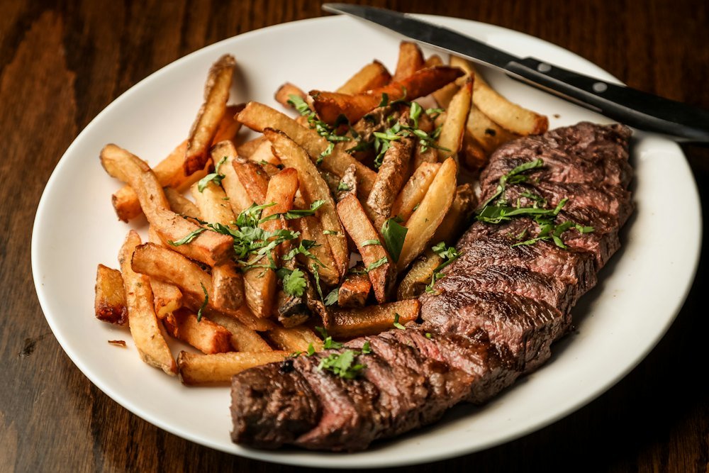 Prato de carne com batatas